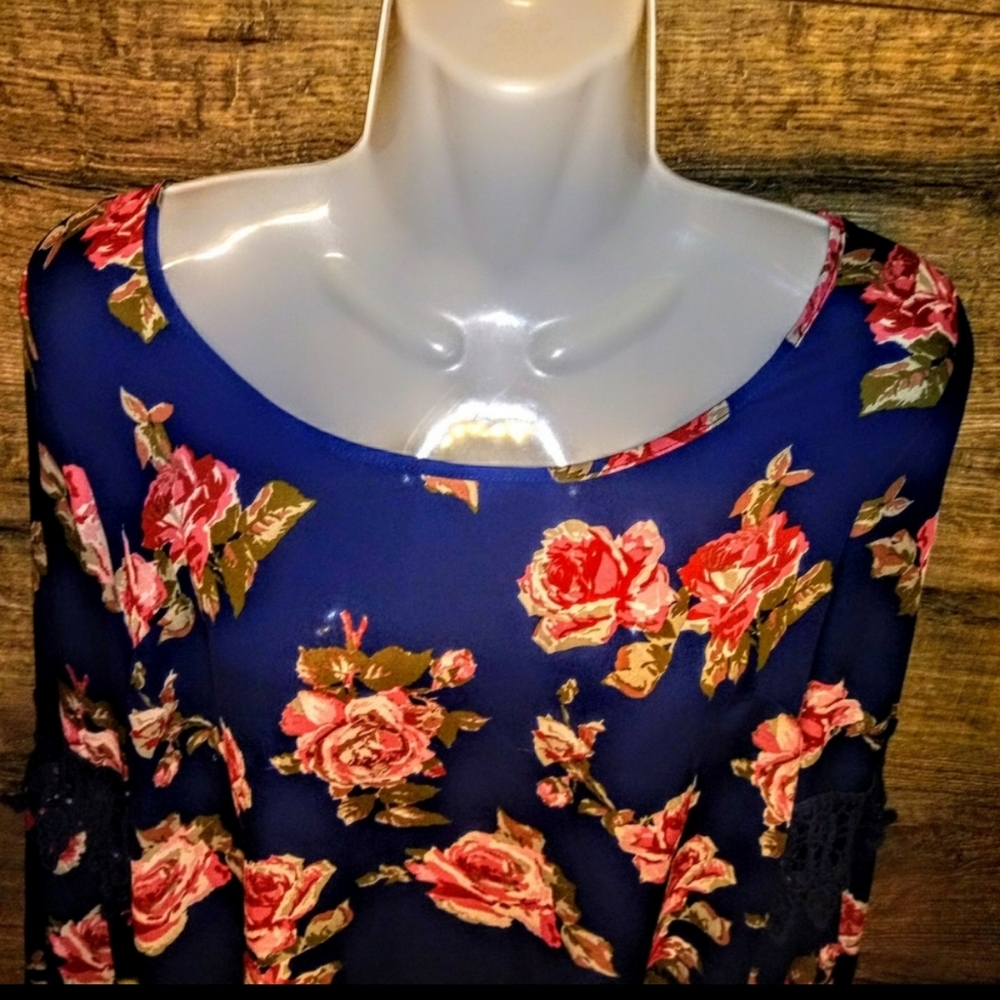 Rue21 Top Size S Floral High Low Bell Sleeve EUC - Picture 6 of 10